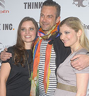 Designerinnen Rebecca Waibel und Cornelia Schmid-Heizer mit Holger Petermann 